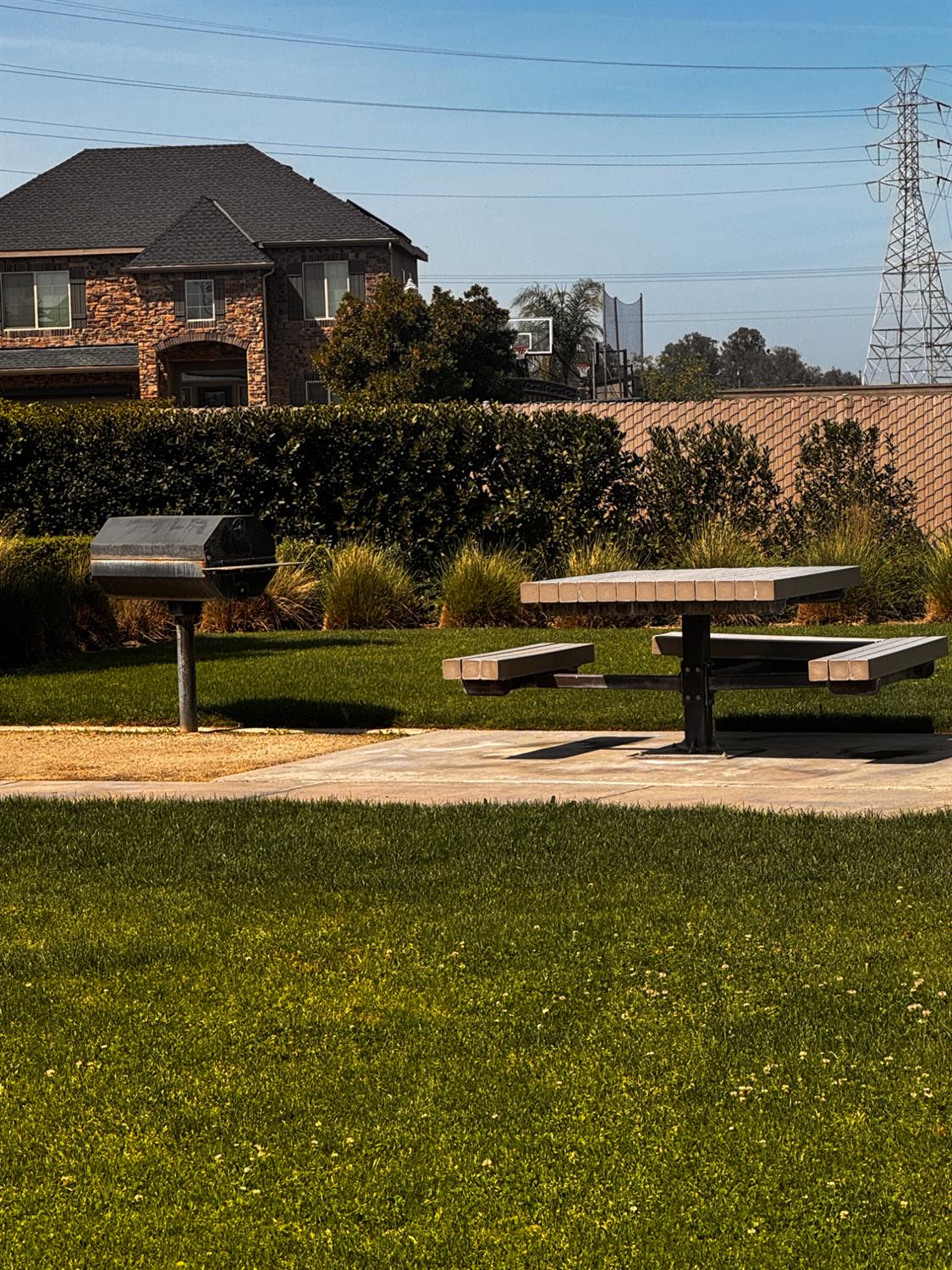 6878 W Alana Dr W, Fresno, CA 93722