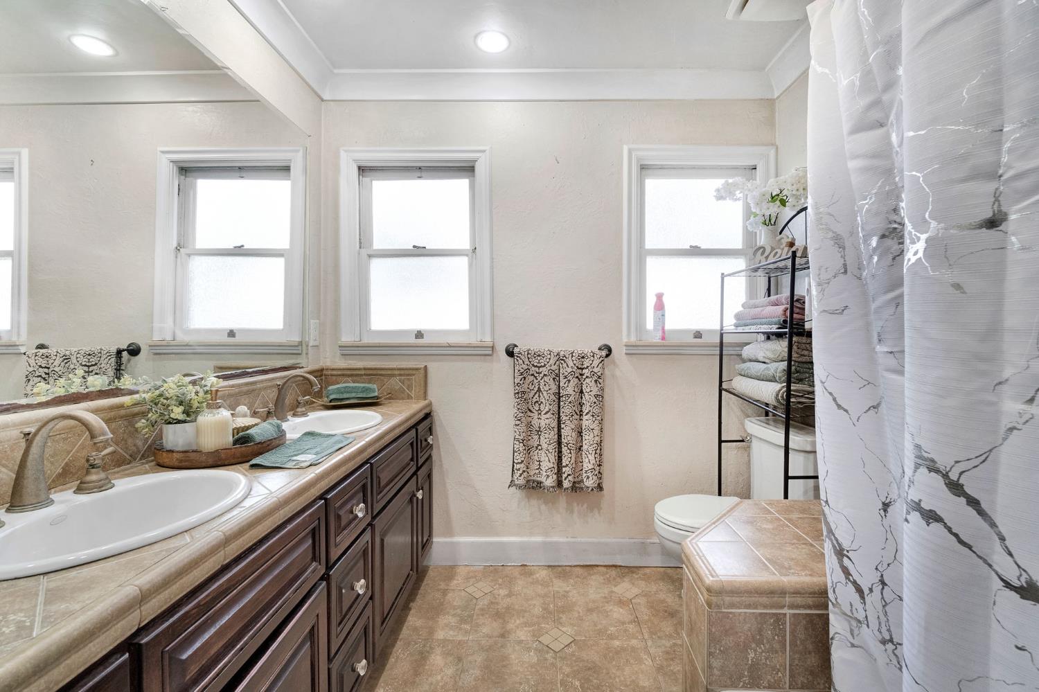 1005 N Fruit Ave, Fresno, CA 93728