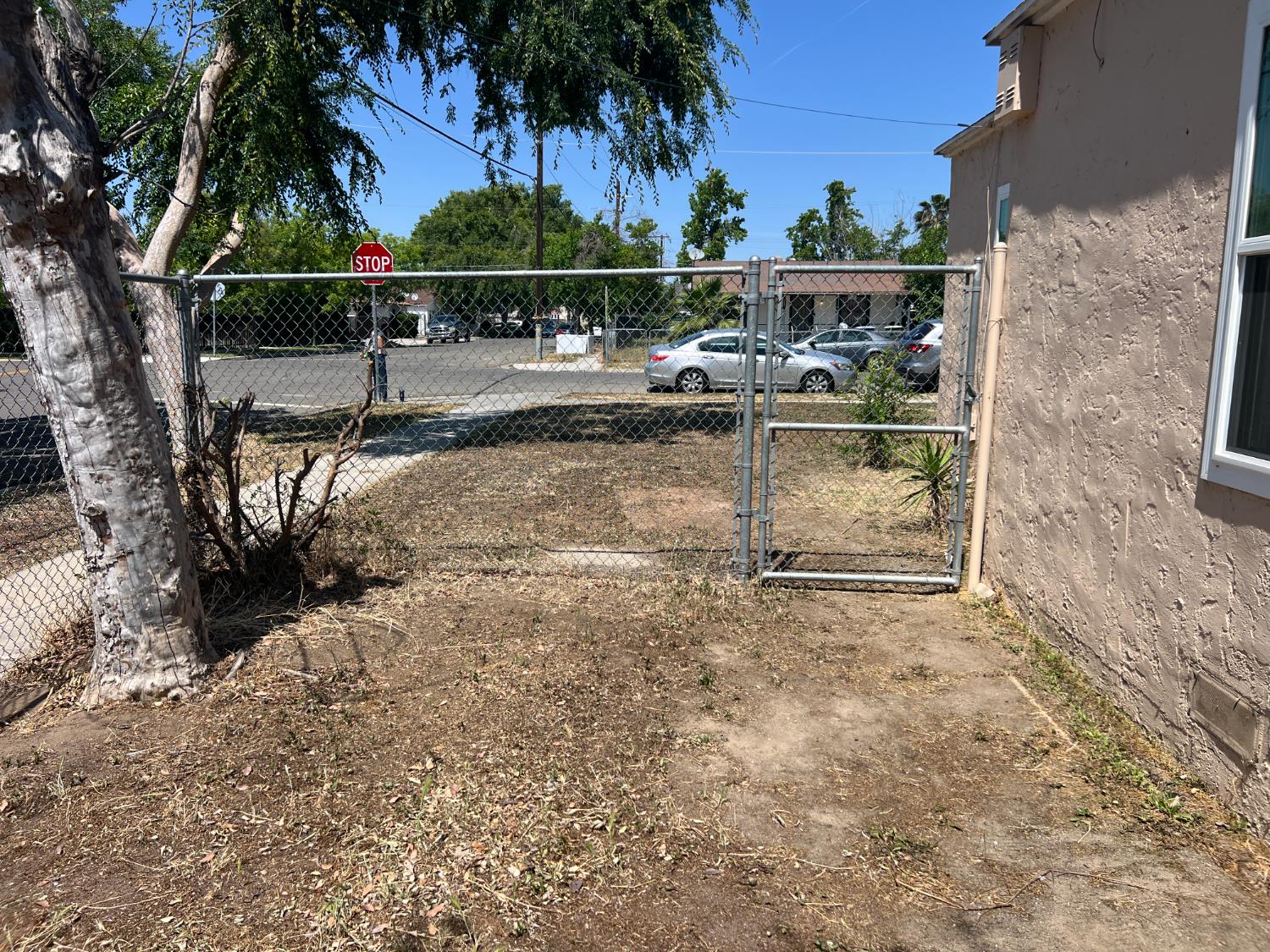 3244 E Pine Ave, Fresno, CA 93703