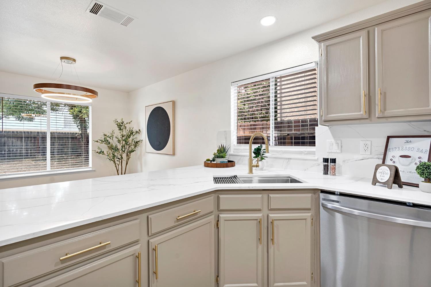 2323 N Milburn Ave, Fresno, CA 93722