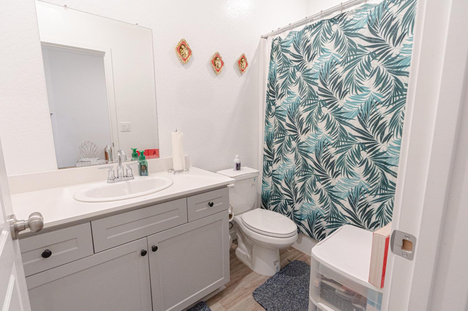 2758 N Applegate Ave, Fresno, CA 93737