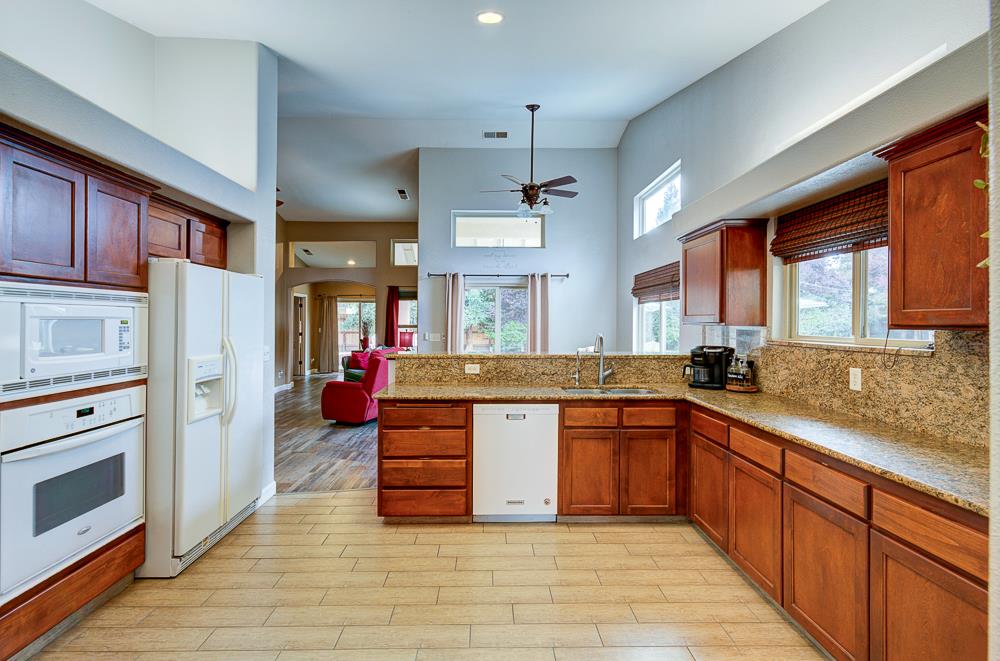2853 N McKelvey Ave, Fresno, CA 93727