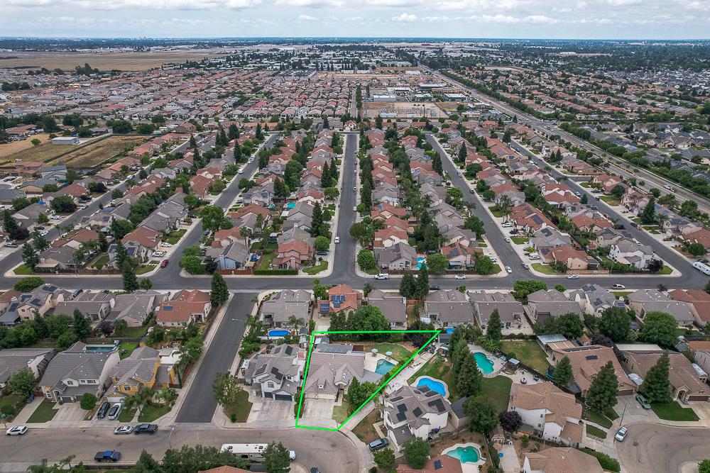 2853 N McKelvey Ave, Fresno, CA 93727