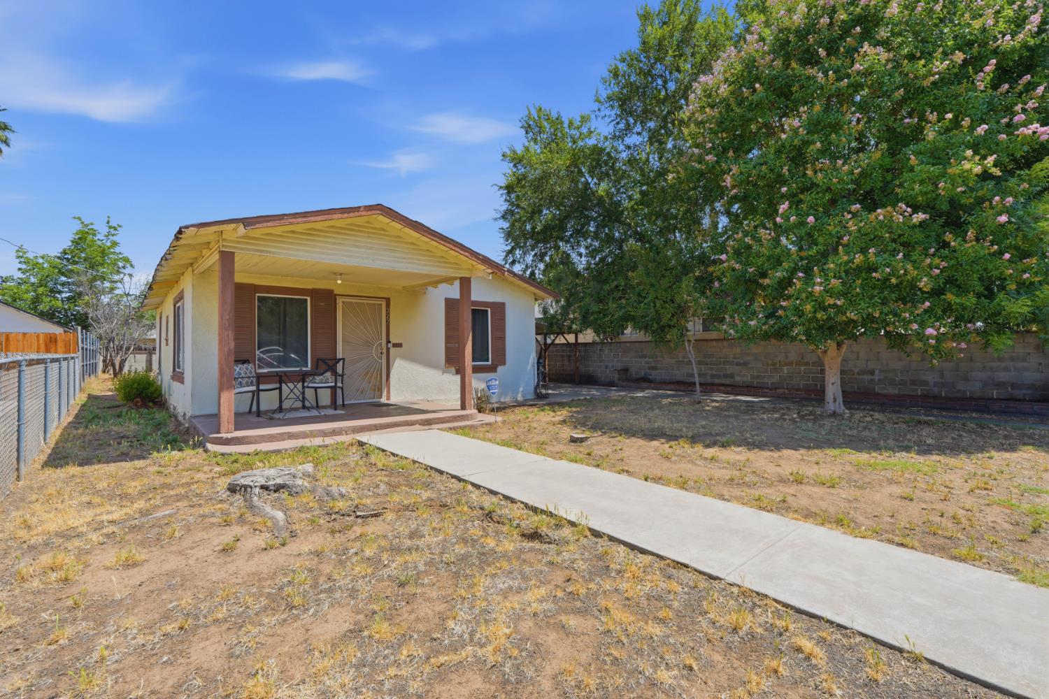 327 E Dayton Ave, Fresno, CA 93704