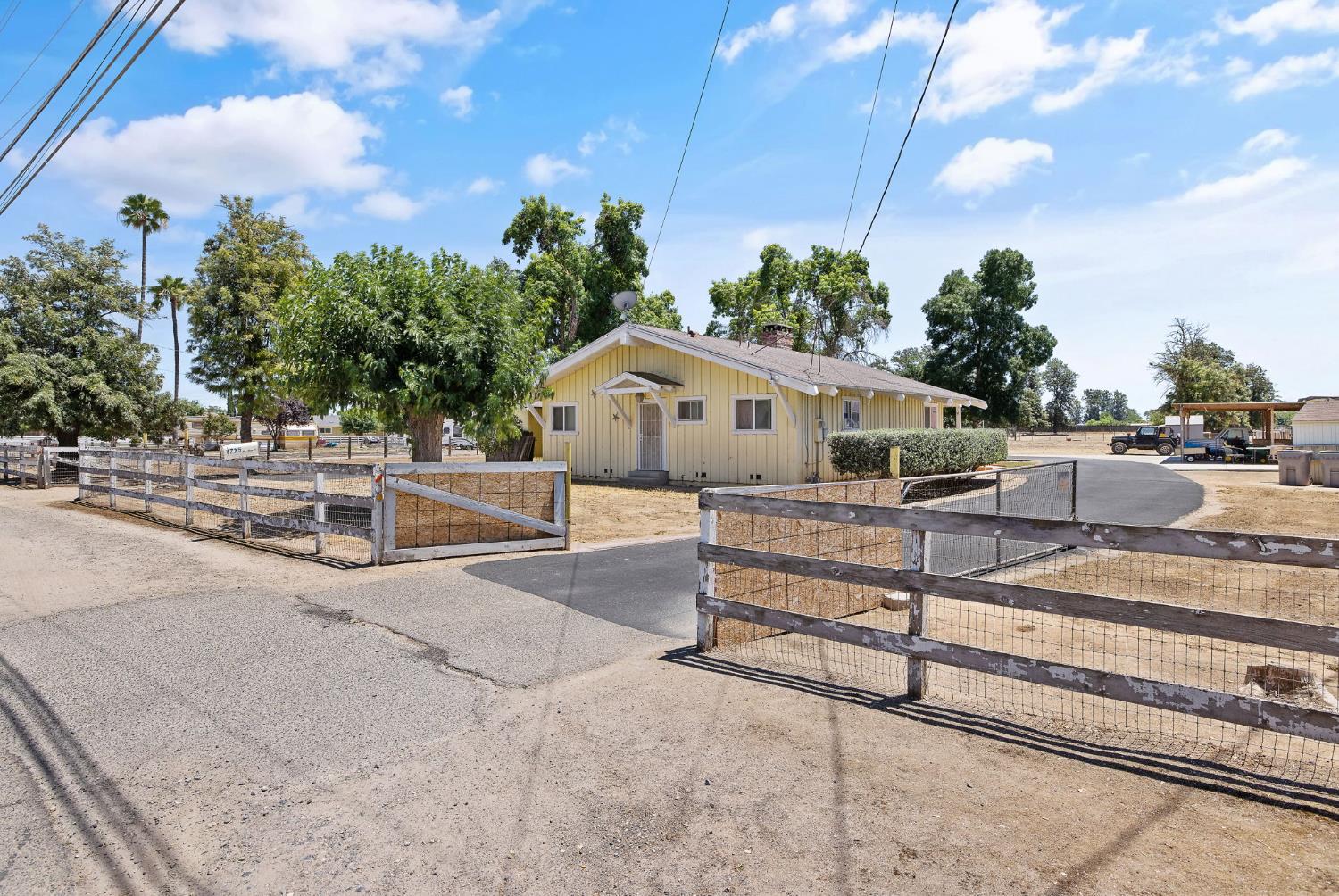 3725 W Olive Ave, Fresno, CA 93722